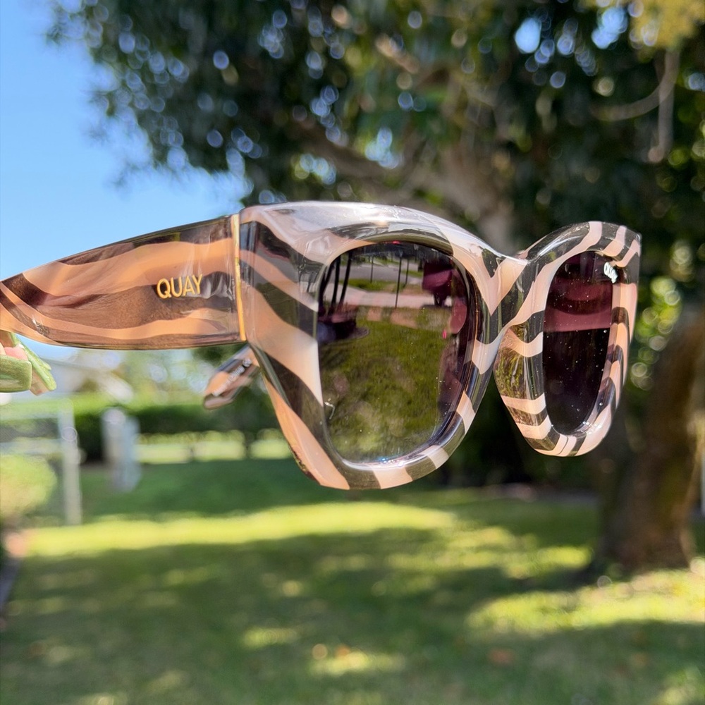 QUAY AUSTRALIA After Hours Bevel Zebra Stripe Frame Smoke Lens Sunglasses 100% U - Picture 5 of 16